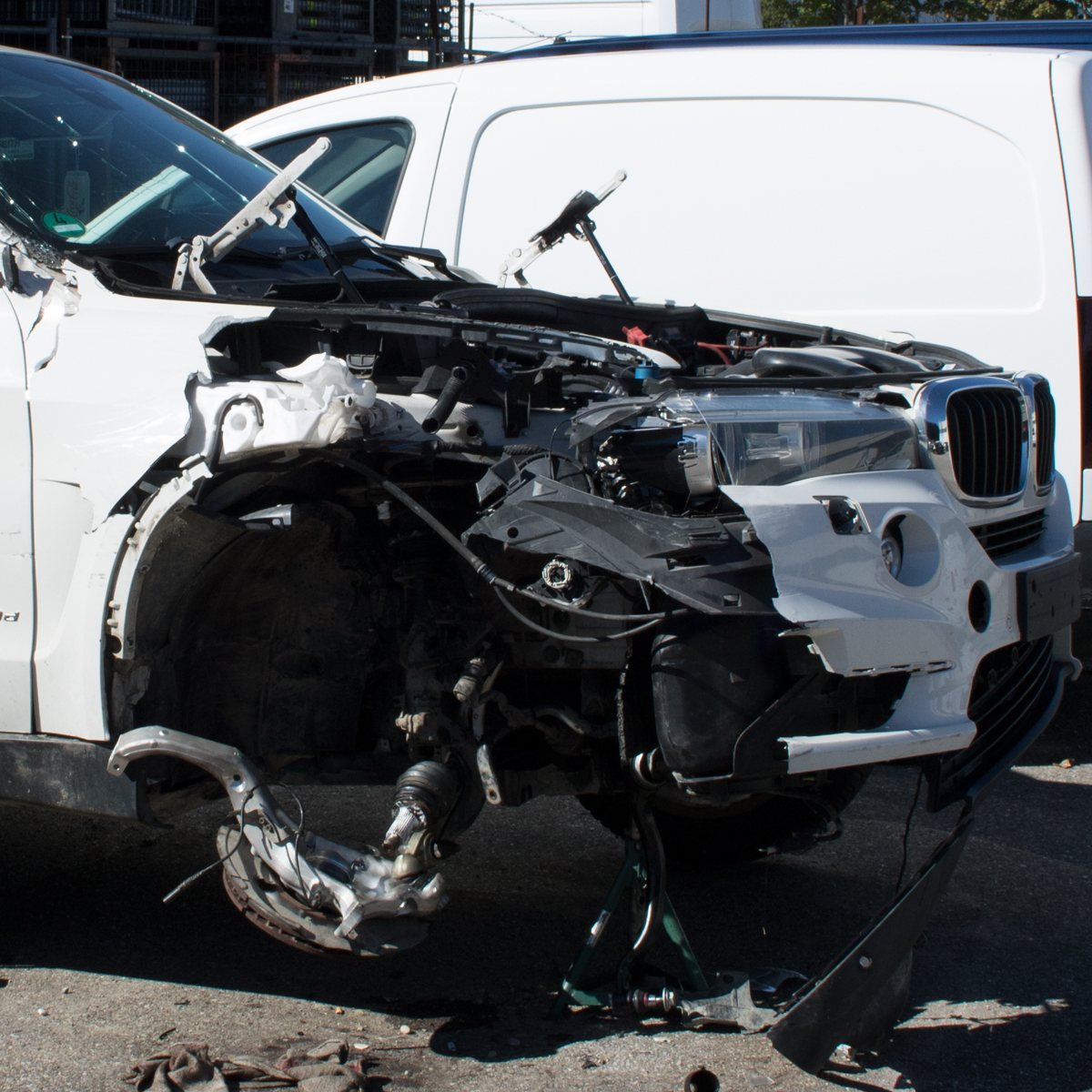 Schwer beschädigtes Unfallfahrzeug vor der Reparatur – Kfz Werkstatt Reiter für Unfallreparatur in München und Dacha